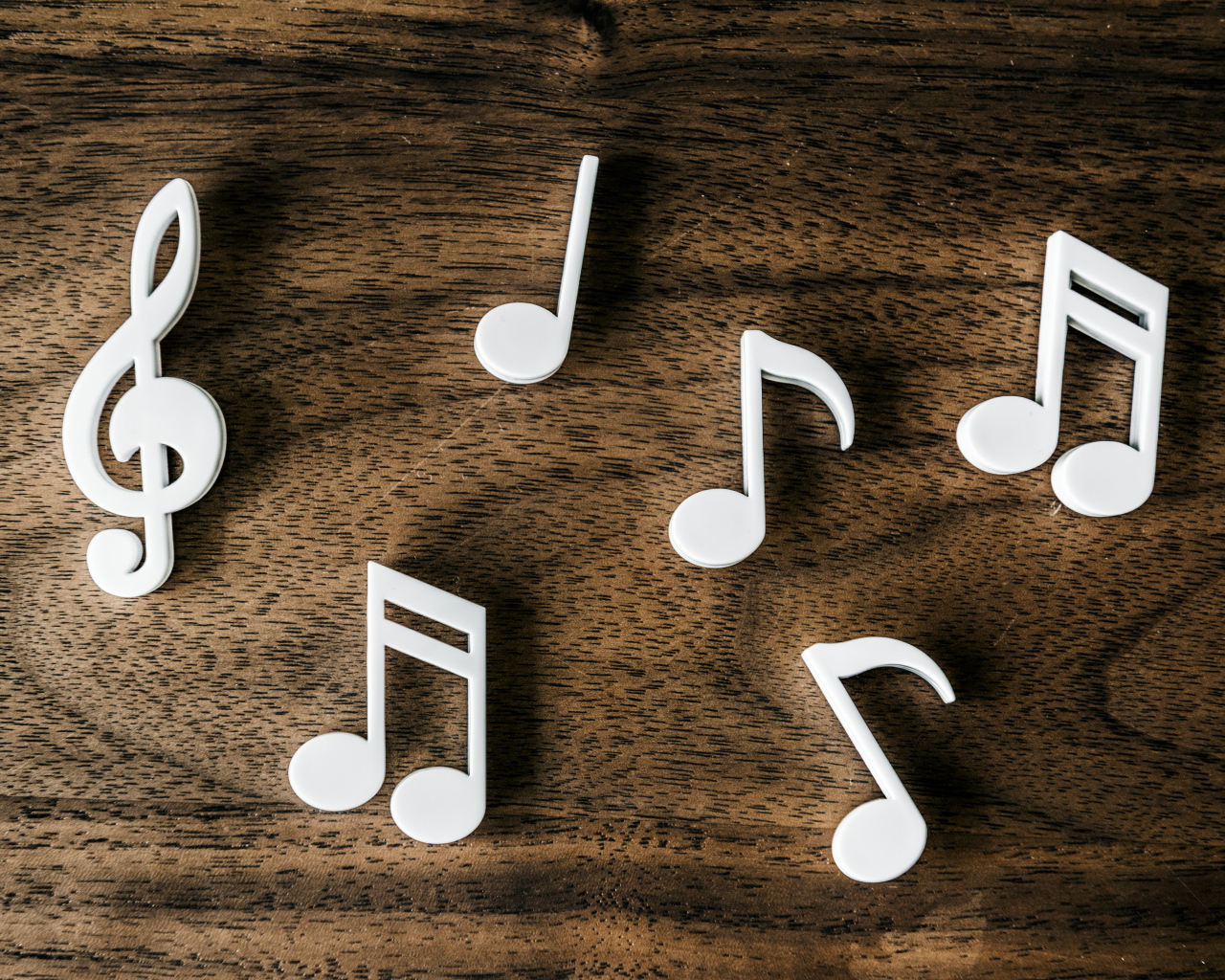 Белые ноты на деревянном столе