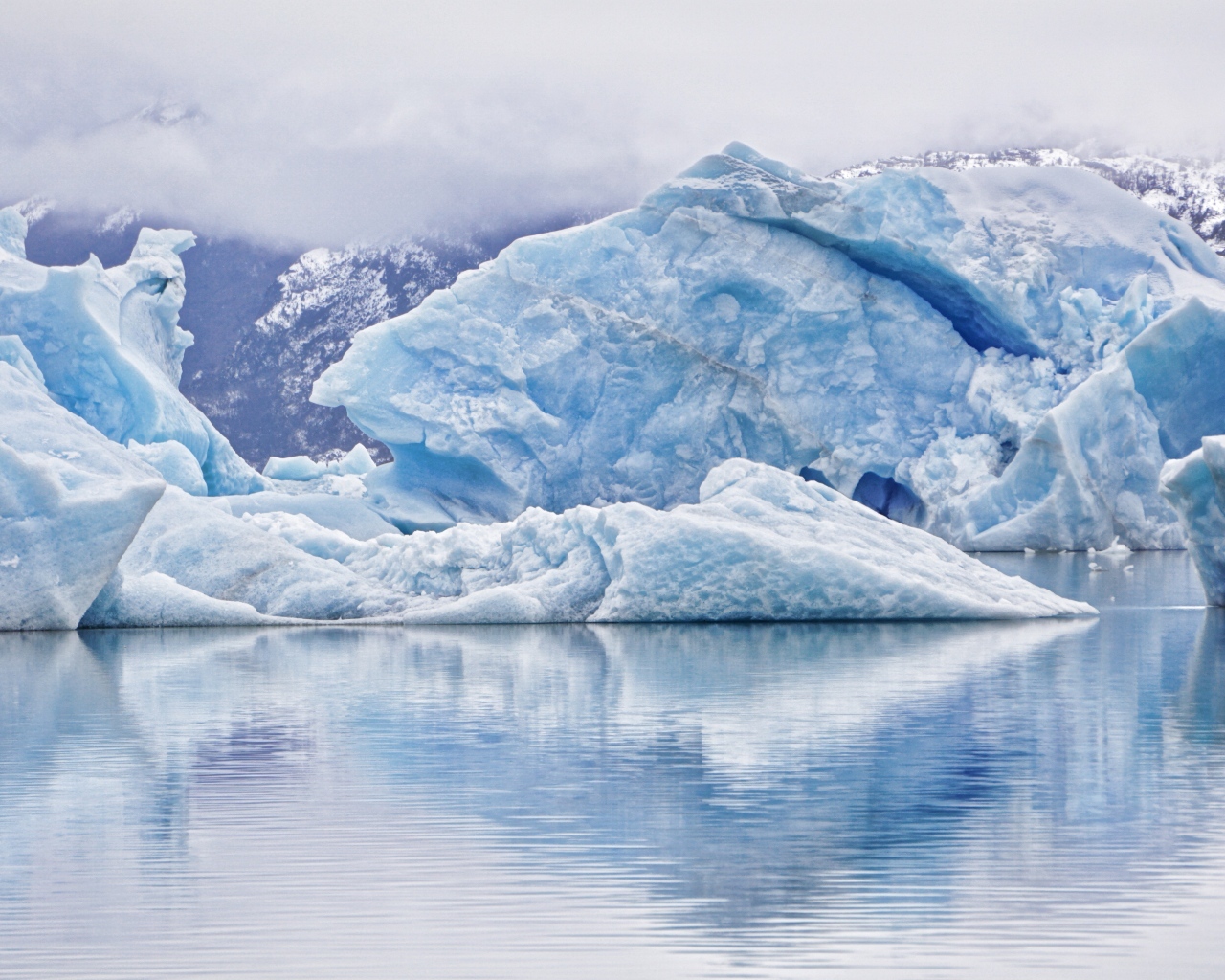 Большой голубой айсберг в воде