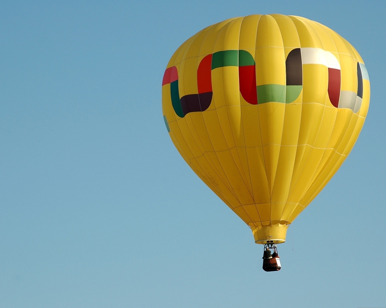 Большой желтый воздушный шар в голубом небе