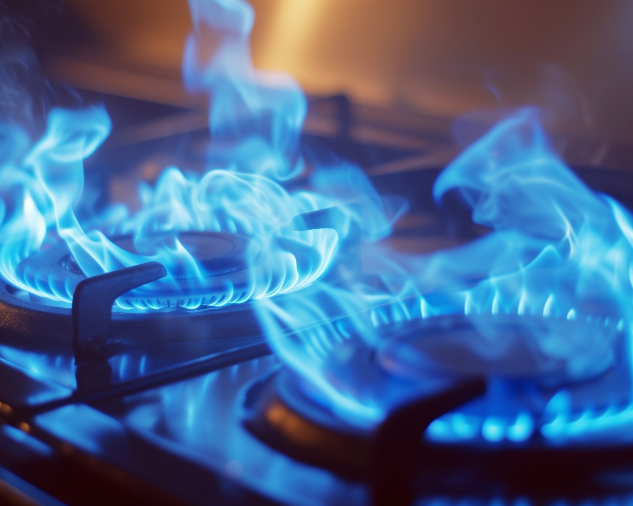 Голубой огонь газа на плите