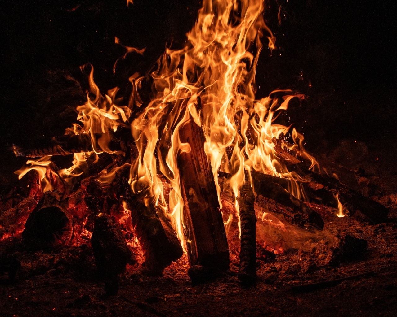 Яркое пламя костра ночью