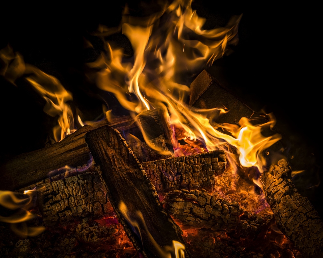 Дрова с огнем к костре ночью