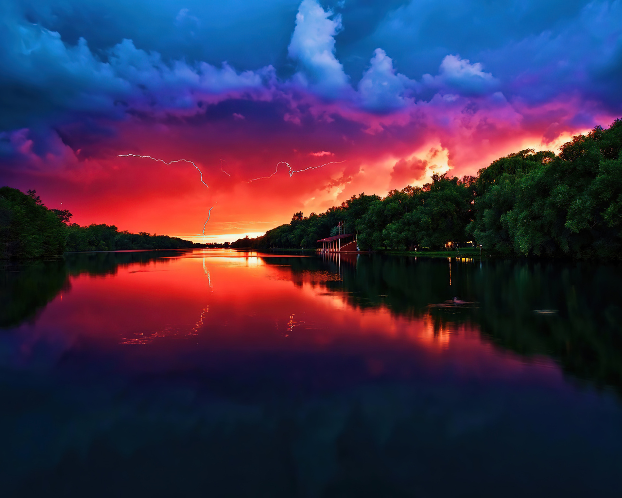 Молния в грозовом небе над рекой