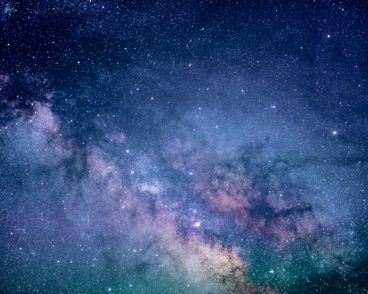 Млечный путь в синем звездном небе ночью