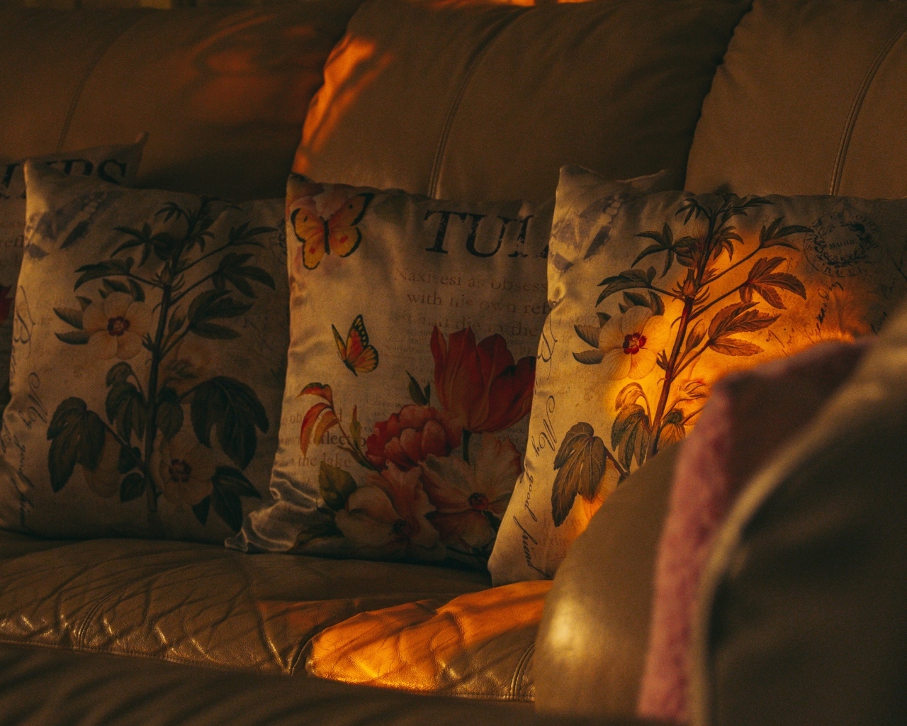 Подушки на диване в комнате