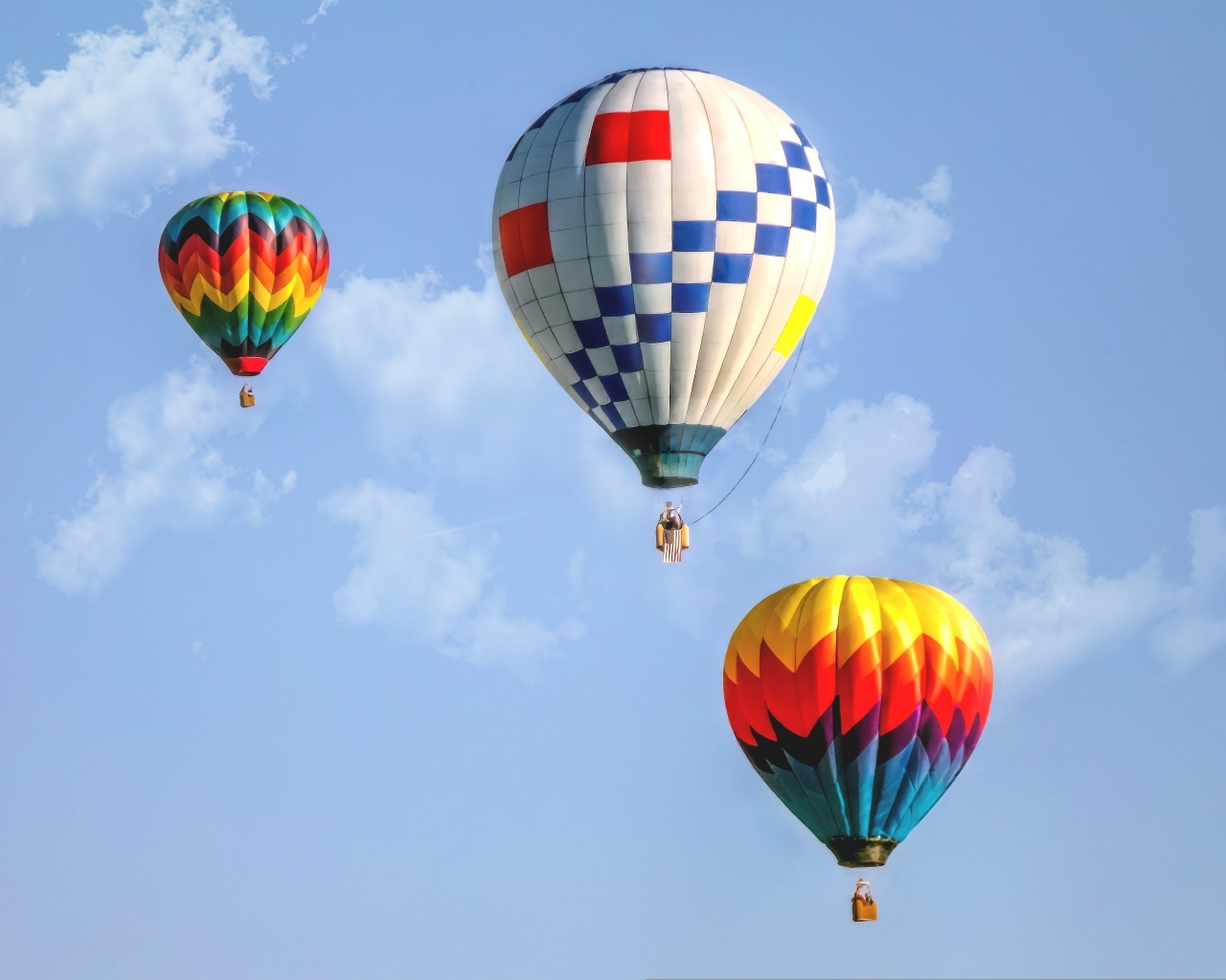 Три воздушных шара в голубом небе