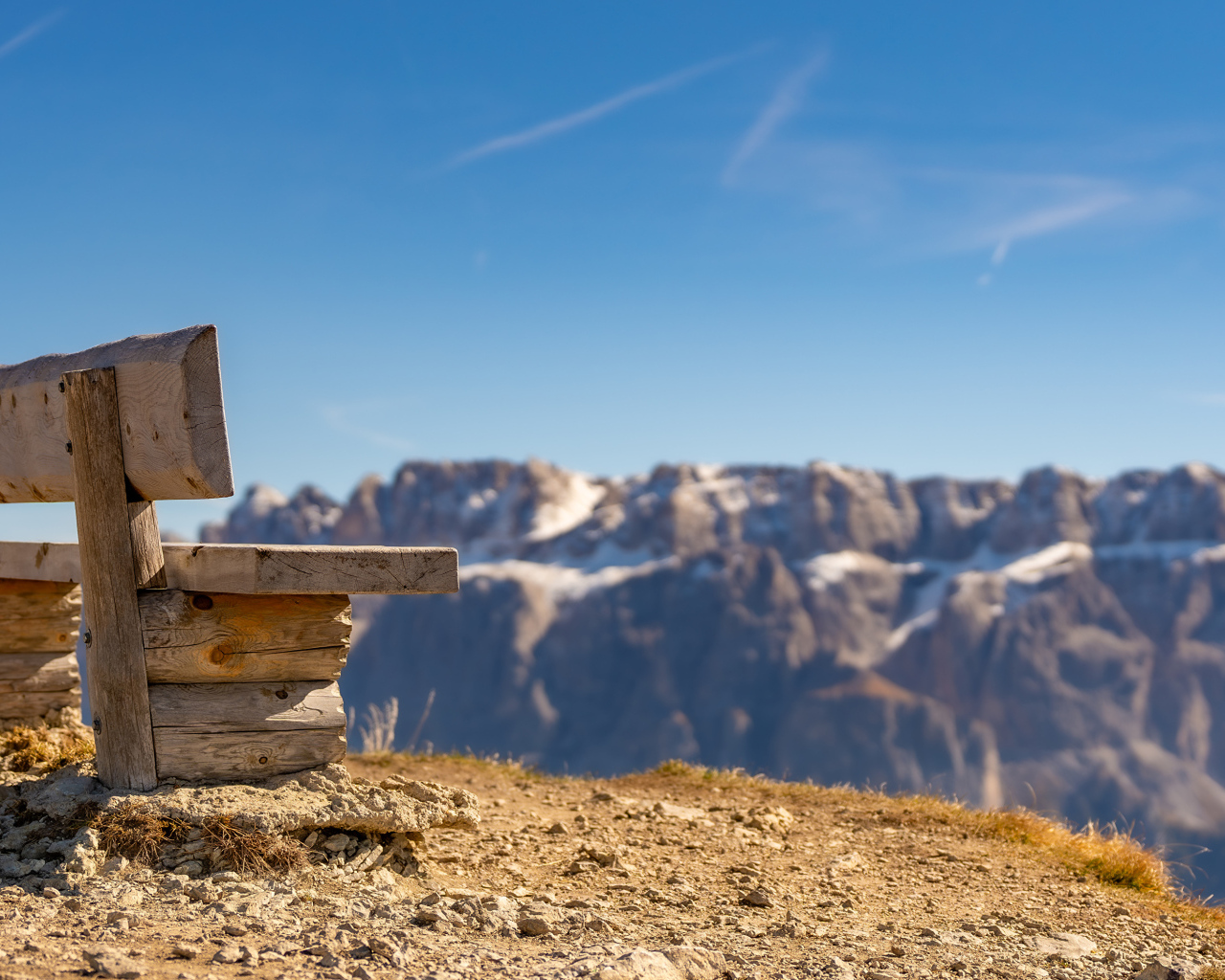 Деревянная лавка в лучах солнца в горах