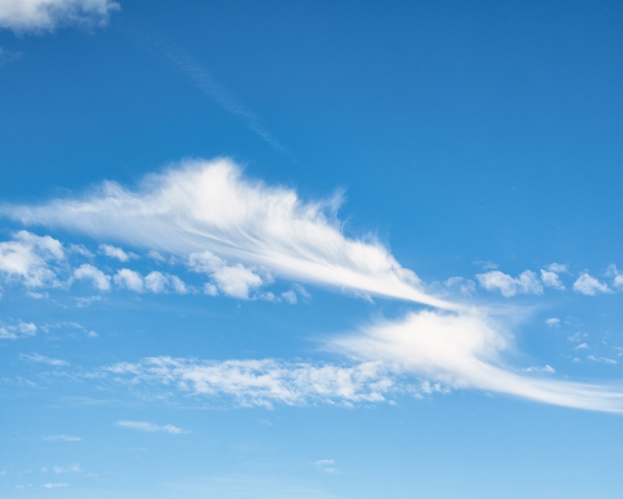 Красивое голубое ясное небо с белыми облаками