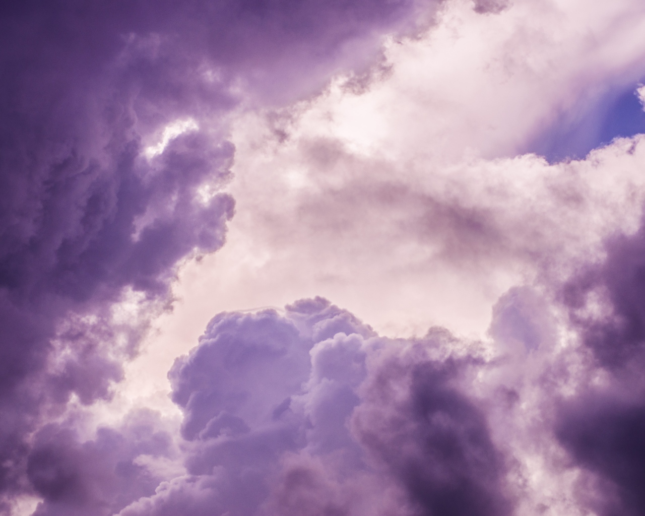 Фиолетовые грозовые облака в небе