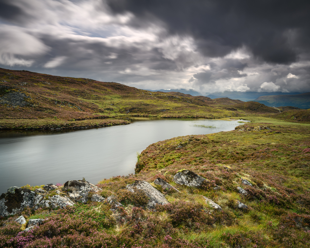 Густые грозовые облака над рекой 