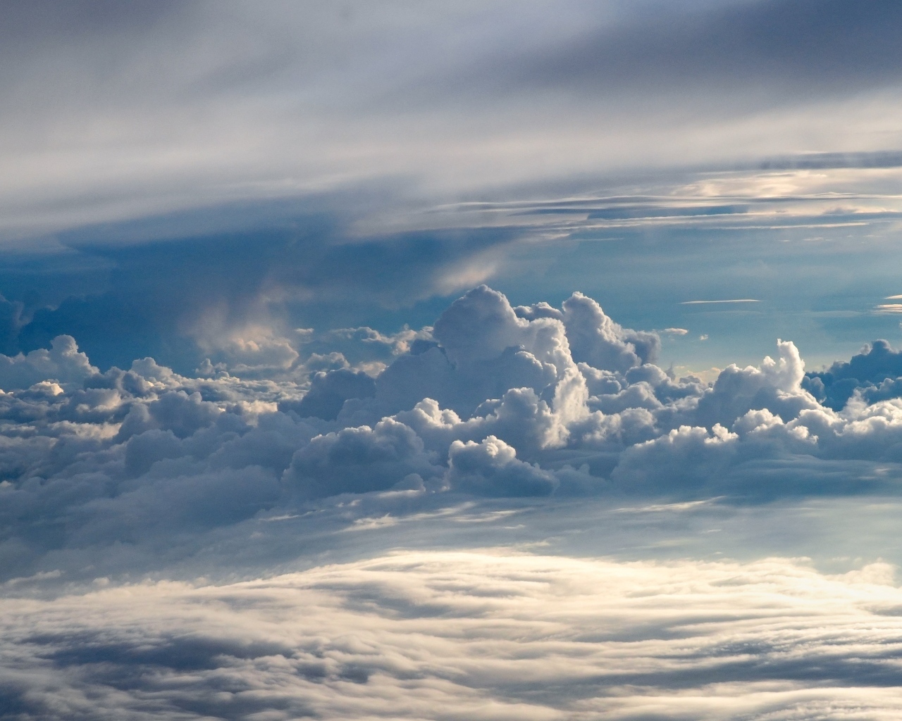 Густые белые облака в лучах солнца