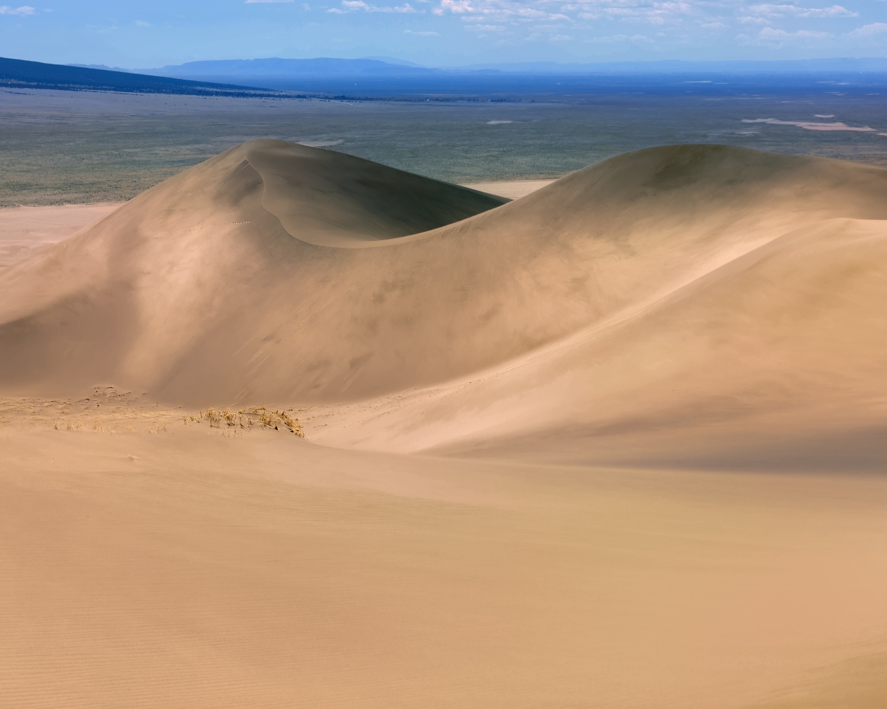 Песчаные дюны в пустыне 