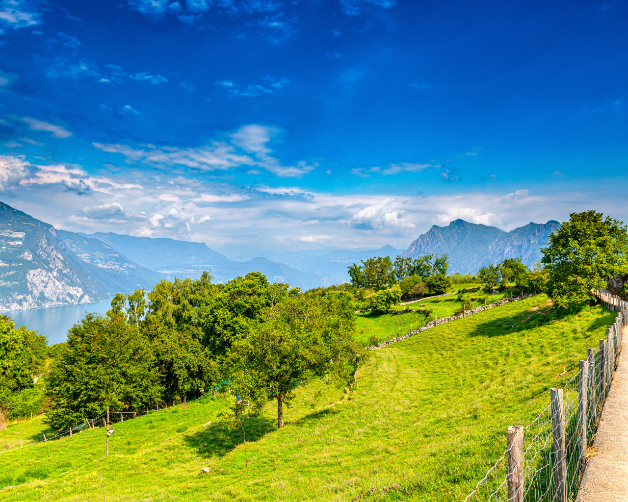 Голубое небо над зелеными холмами и горами