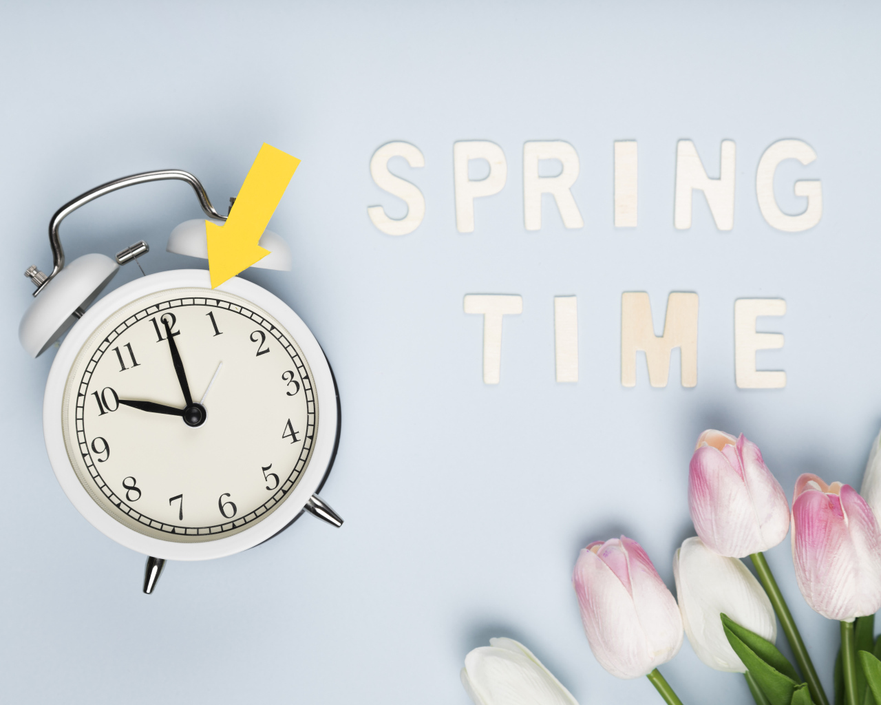 Будильник на голубом фоне с тюльпанами и надписью