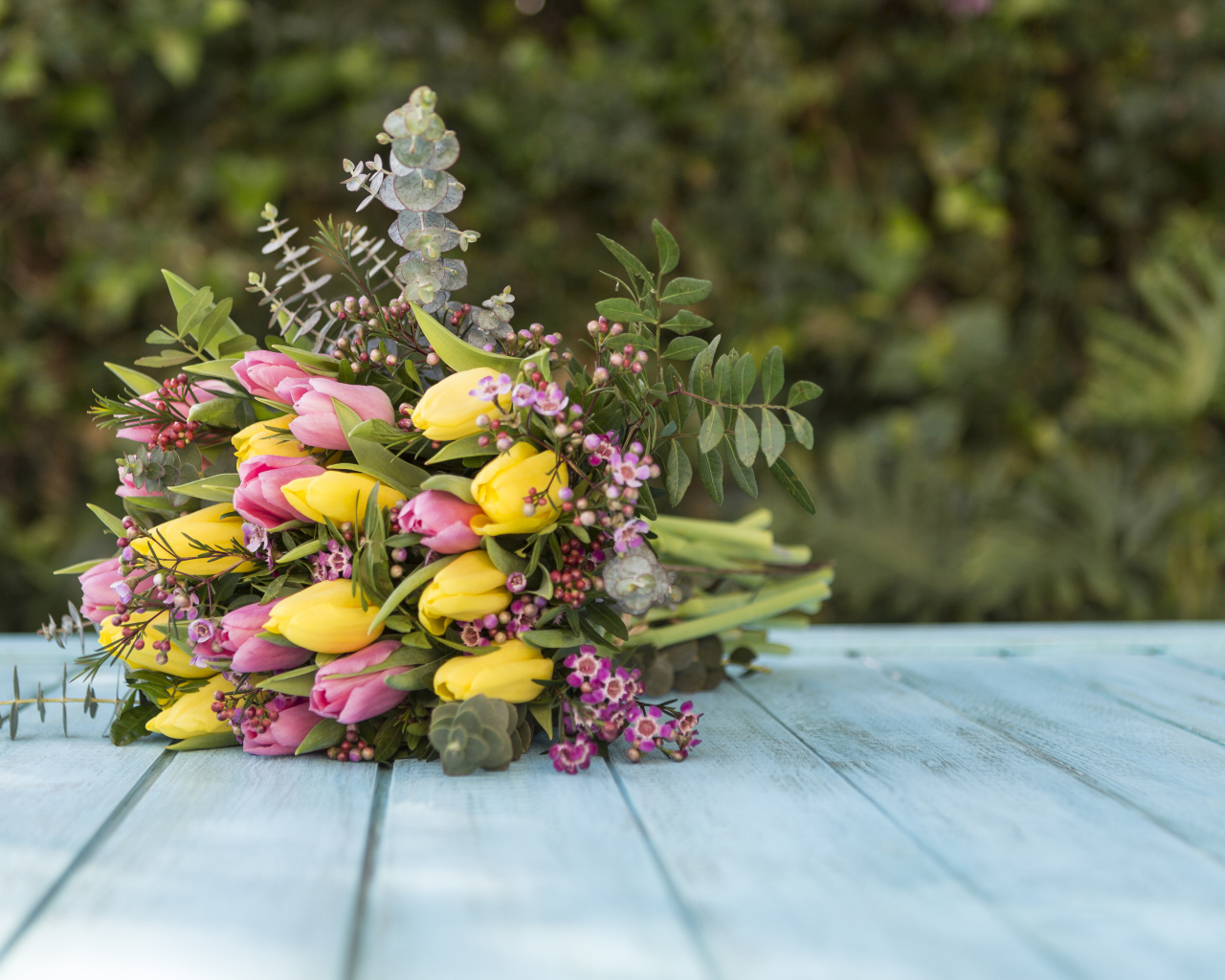 Красивый букет желтых и розовых тюльпанов