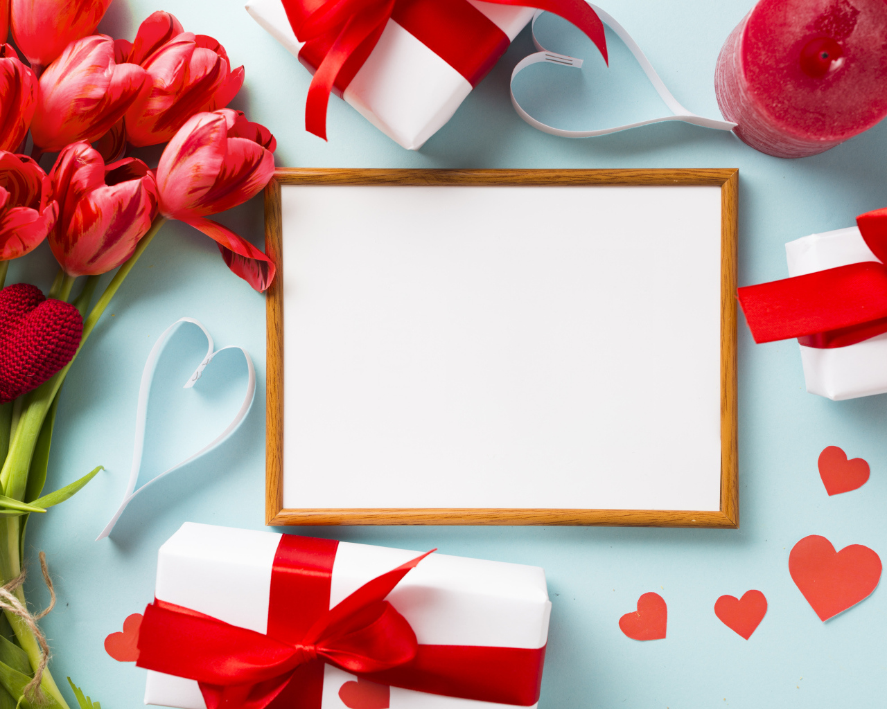 Красивый шаблон поздравительной открытки с цветами и подарками на голубом фоне