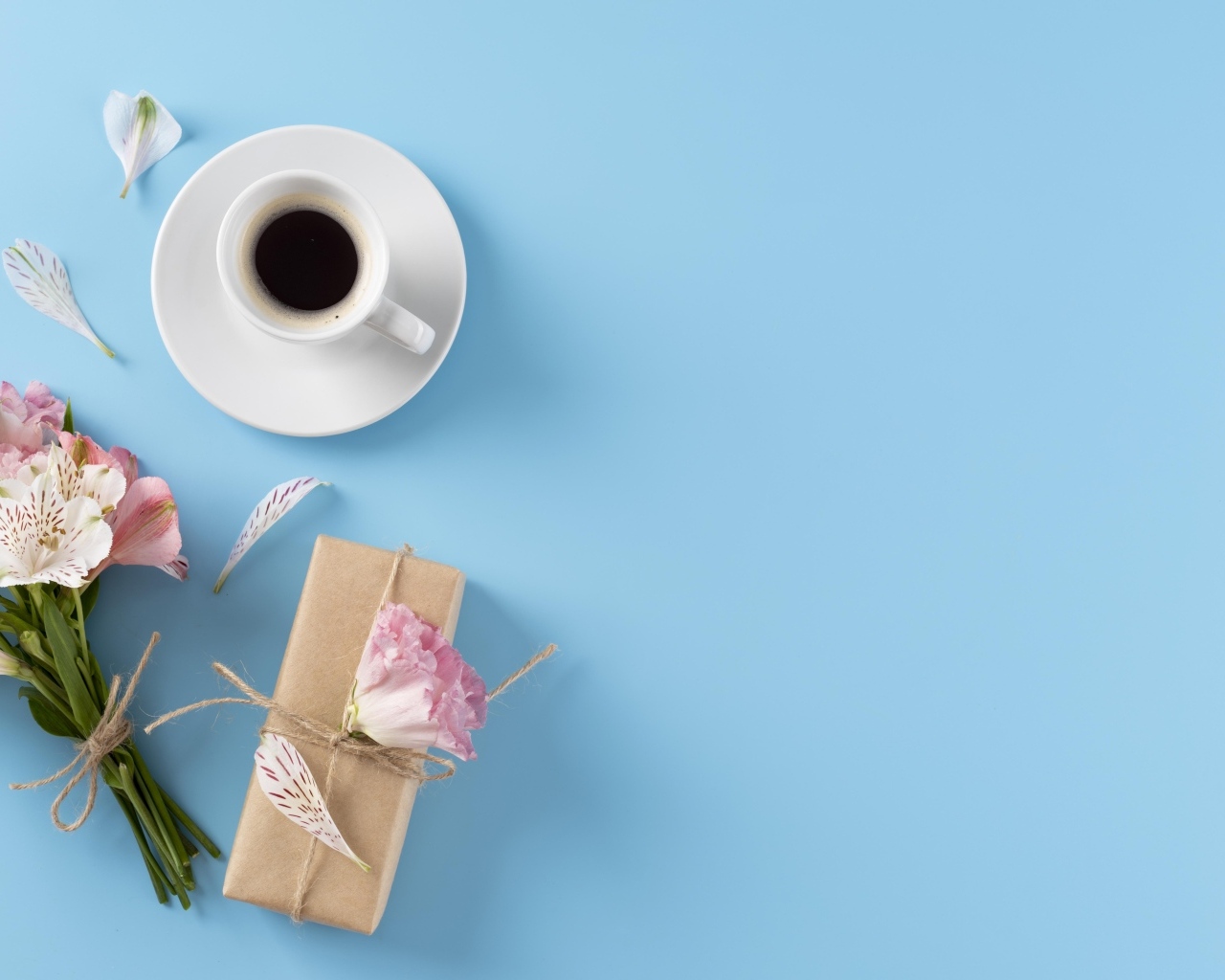 Букет цветов альстромерии с  подарком и чашкой кофе на голубом фоне