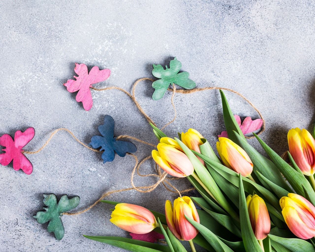 Букет коричневых тюльпанов с бабочками на сером фоне