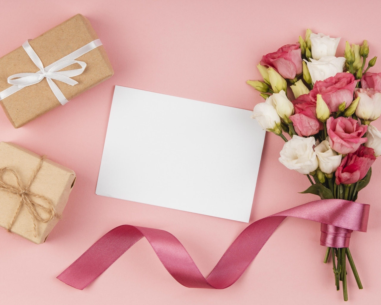 Букет эустомы с лентой на розовом фоне с подарками и белым листом