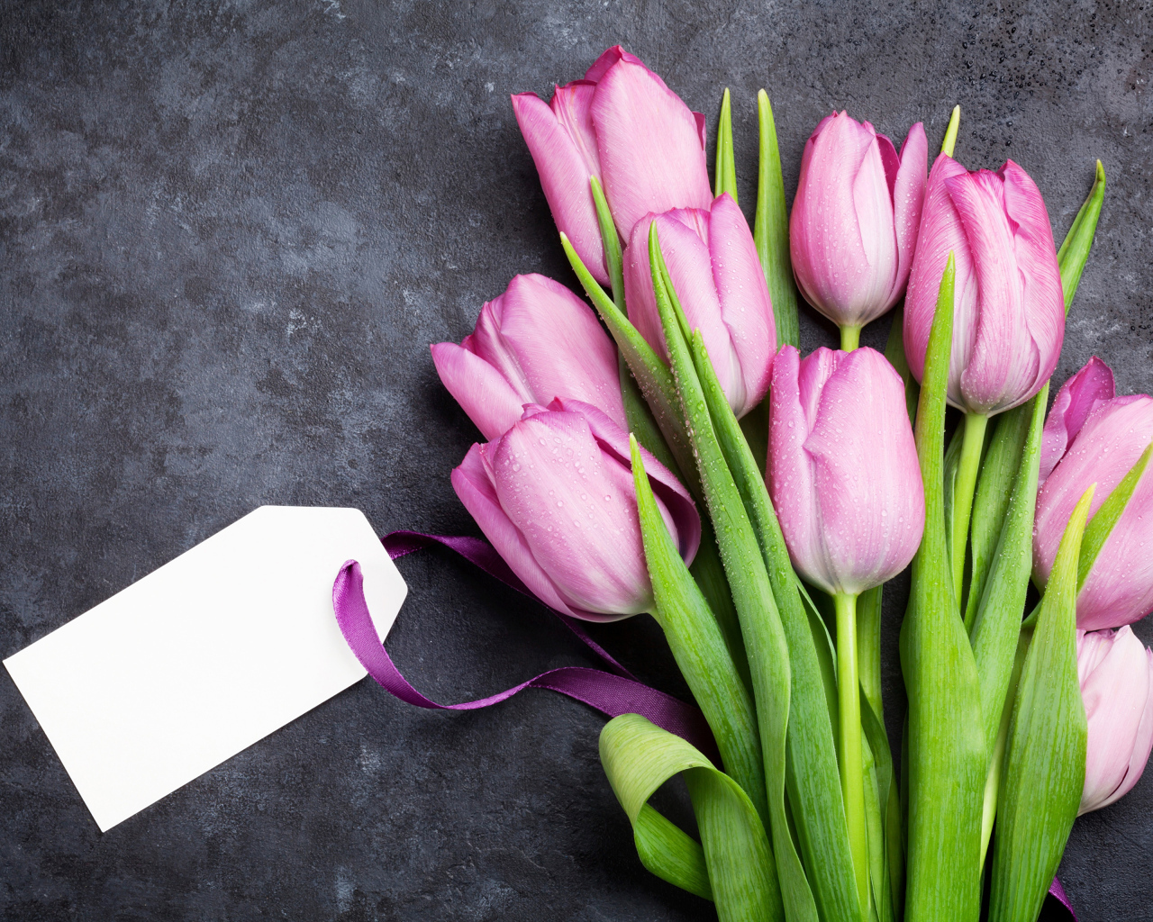 Букет розовых тюльпанов с открыткой на сером фоне