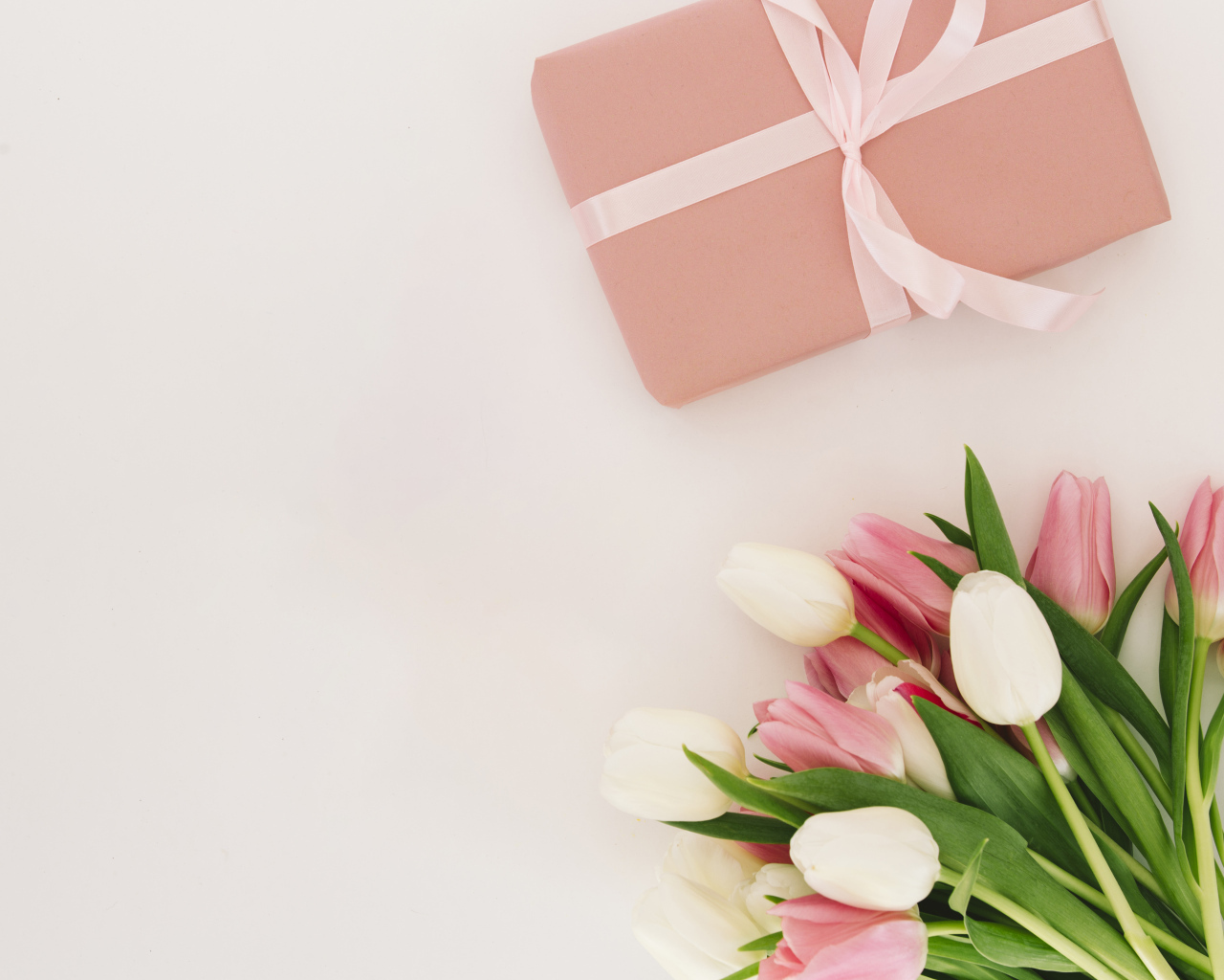 Букет тюльпанов с подарком на розовом фоне, шаблон открытки