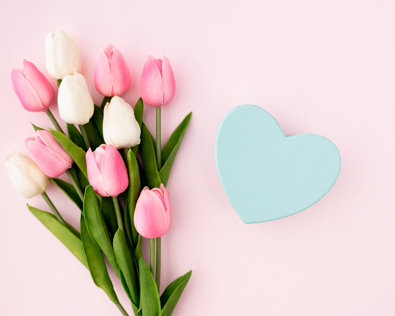 Букет тюльпанов с голубым сердцем на розовом фоне 