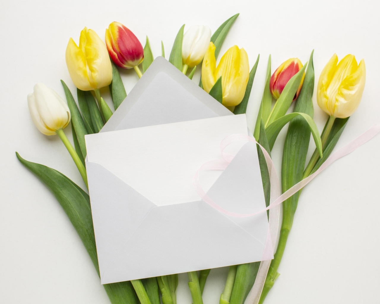 Букет тюльпанов с белым конвертом