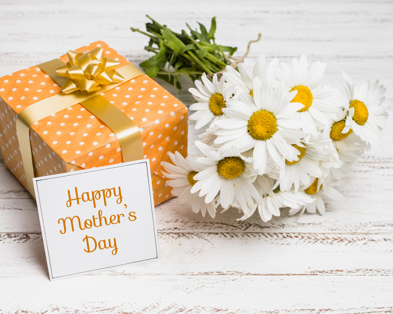 Букет желтых ромашек и подарок на День матери 