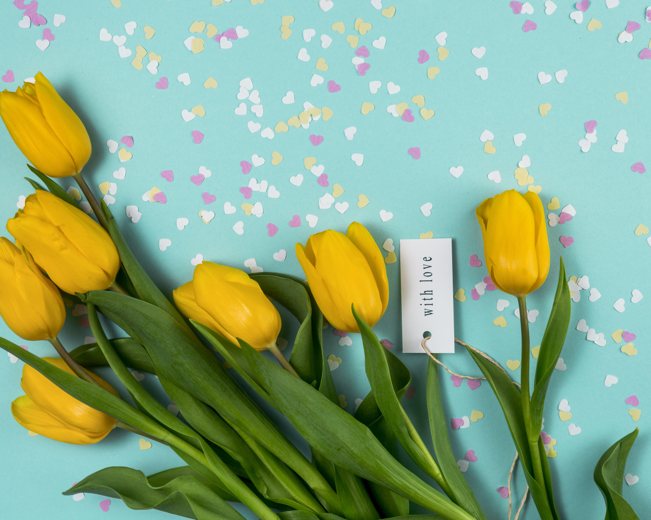 Букет желтых тюльпанов с маленькими сердечками на голубом фоне