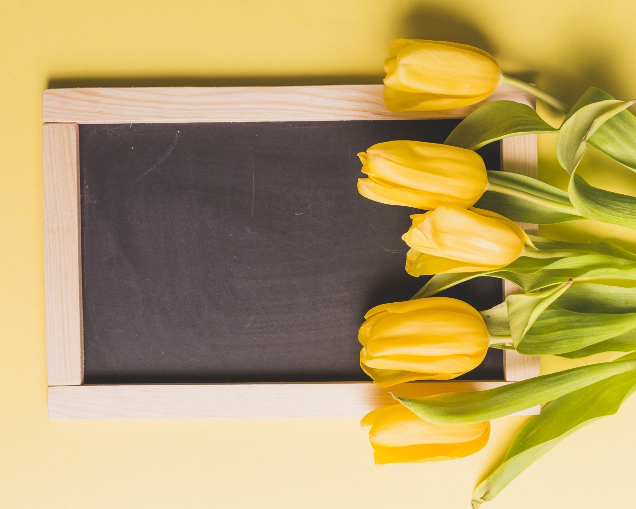 Букет желтых тюльпанов с деревянной рамкой, шаблон 
