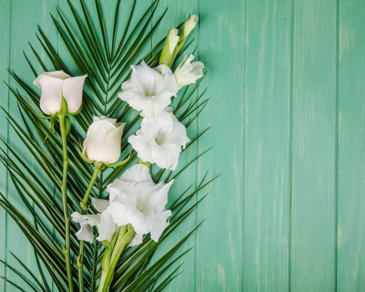 Нежные белые гладиолусы с розой на зеленом фоне