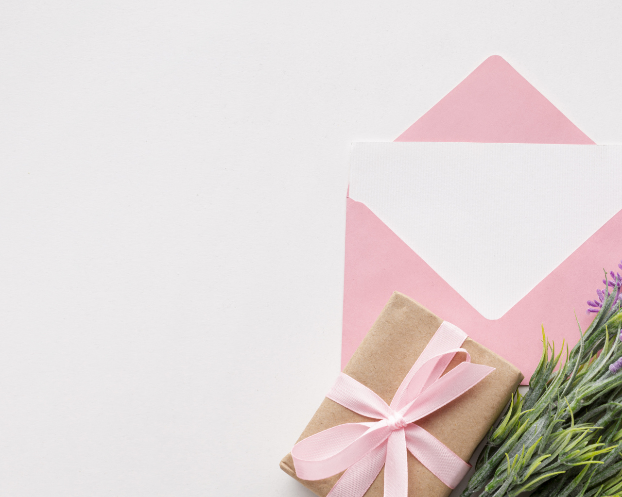 Конверт с цветами и подарком на белом фоне