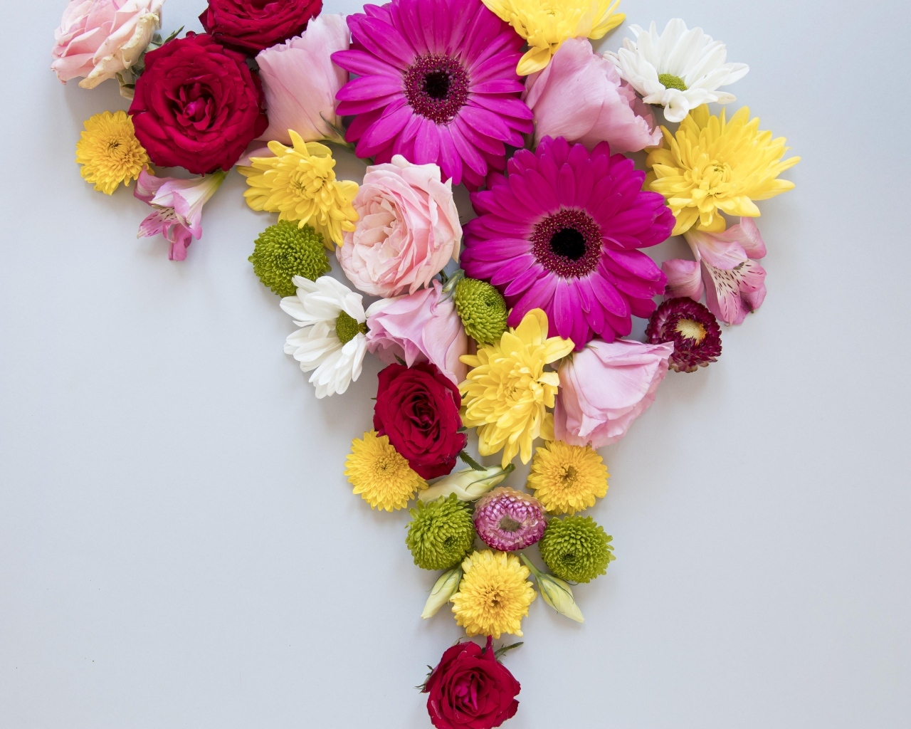 Цветочная композиция на сером фоне