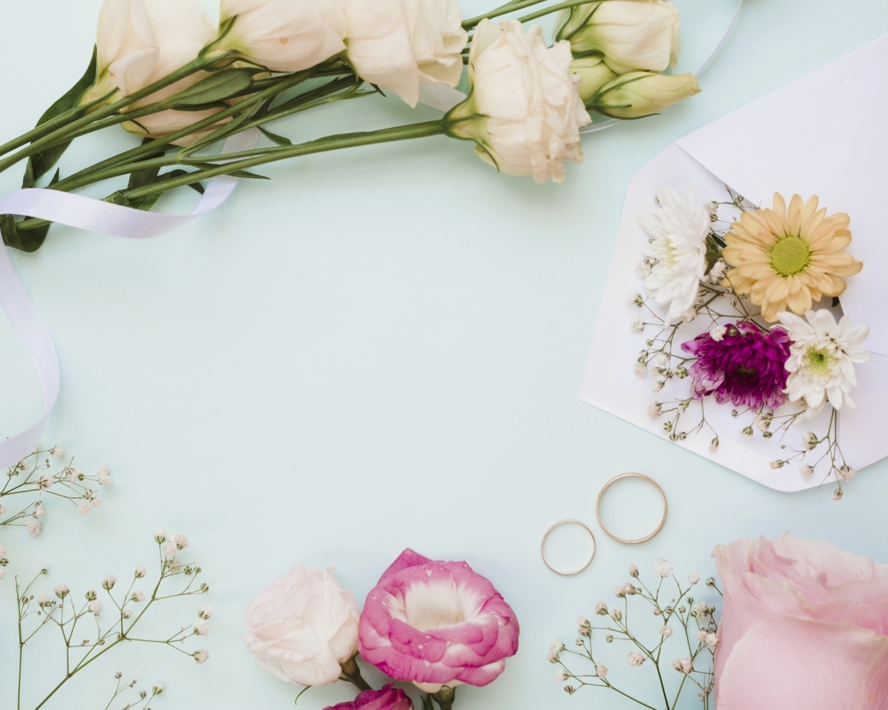 Цветы на голубом фоне с конвертом и обручальными кольцами