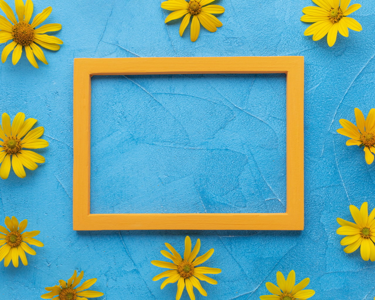 Рамка для фото с желтыми цветами на голубом фоне