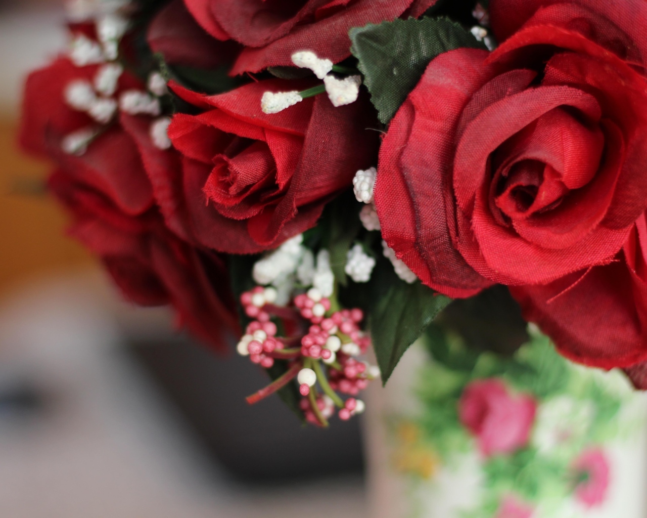 Красные искусственные розы на столе