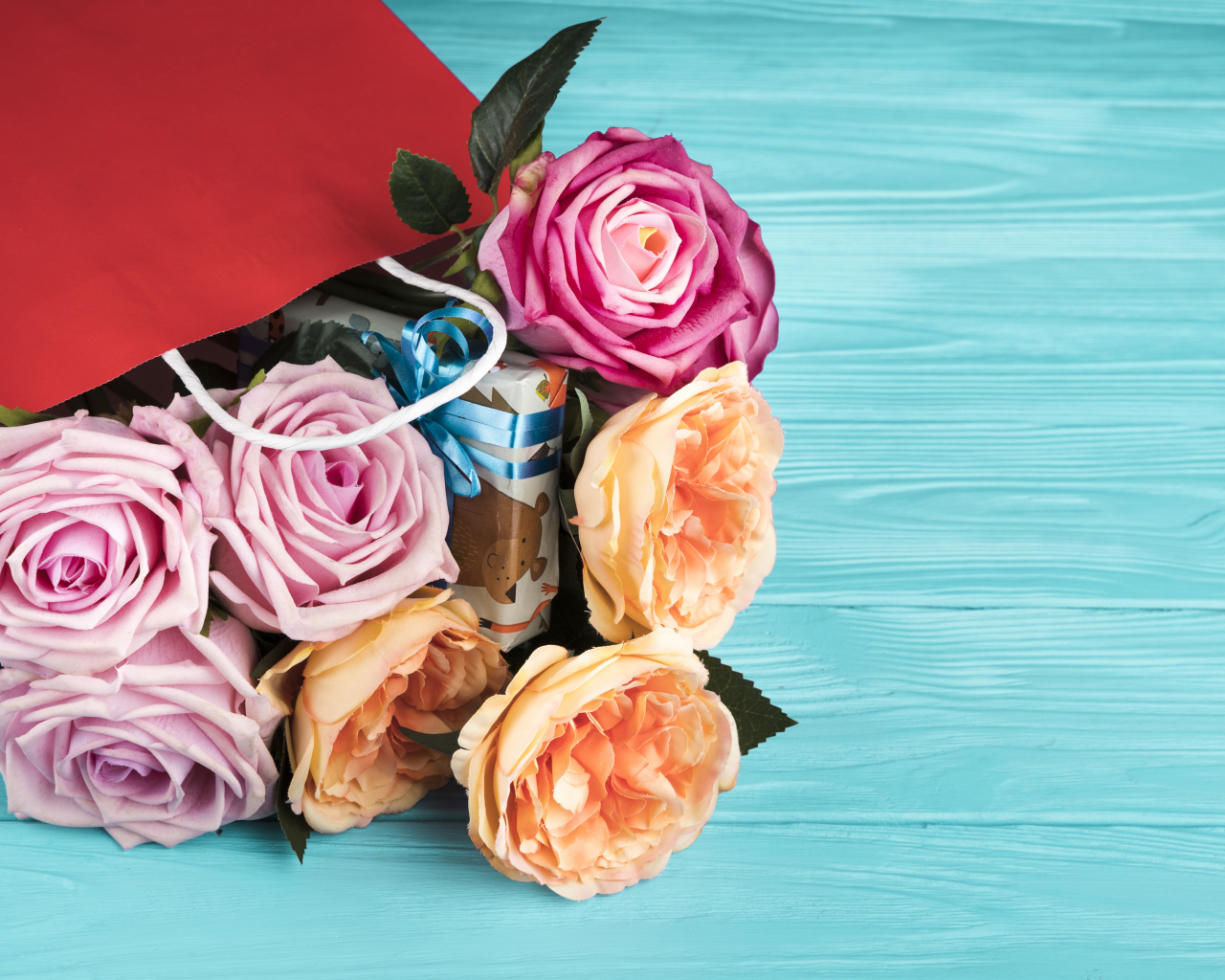 Розы в красном пакете на голубом фоне