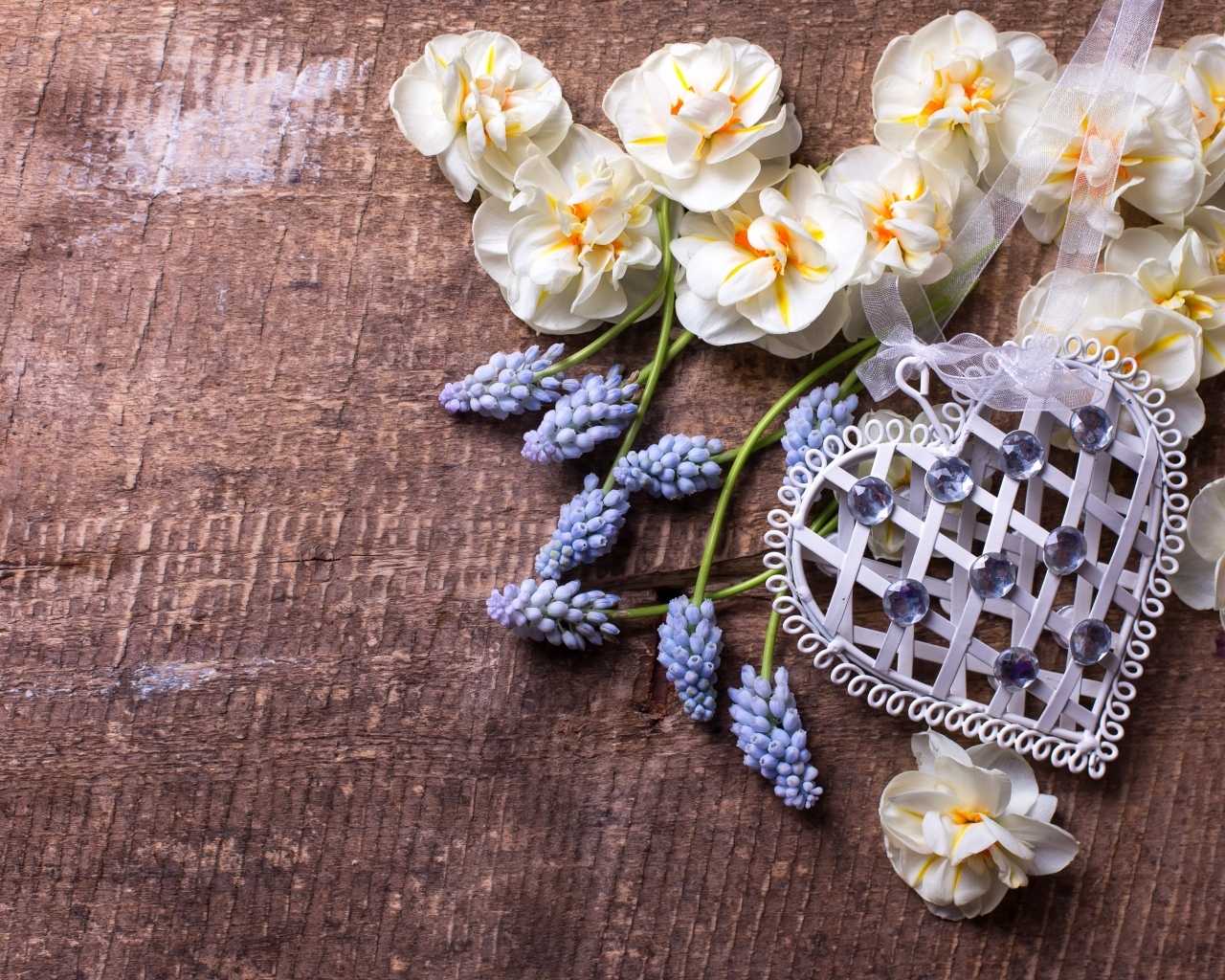 Весенние цветы с сердцем на деревянном столе