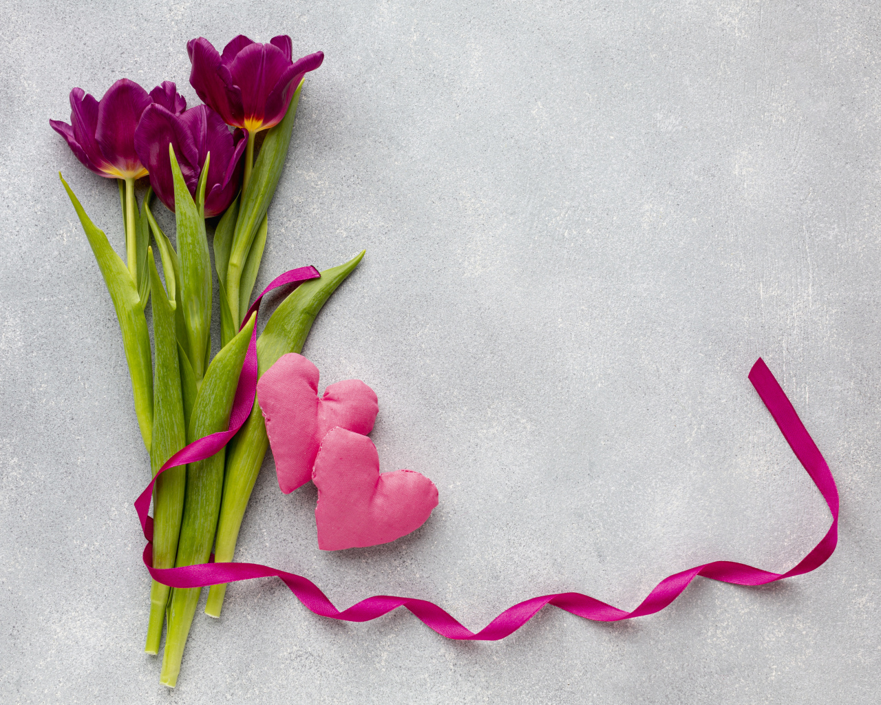 Три тюльпана, сердечко и лента на сером фоне