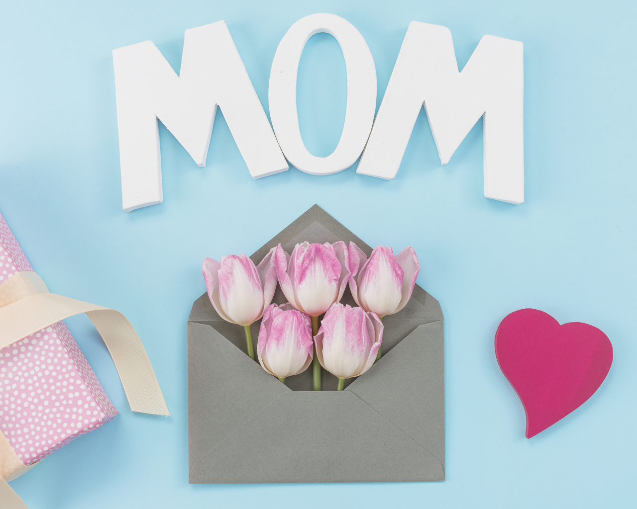 Тюльпаны в конверте на голубом фоне для мамы