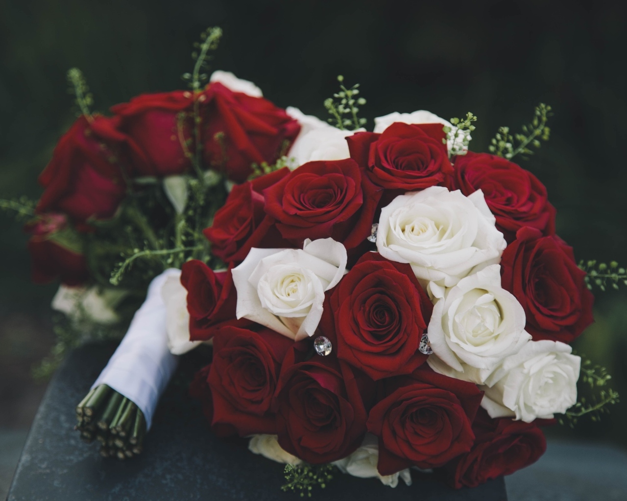 Два букета с красными и белыми розами с бриллиантами