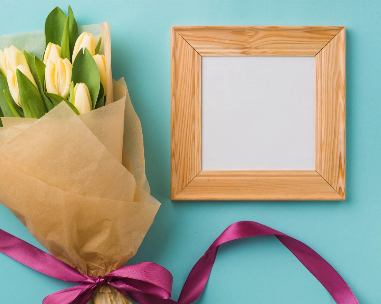 Деревянная рамка с букетом желтых тюльпанов на голубом фоне