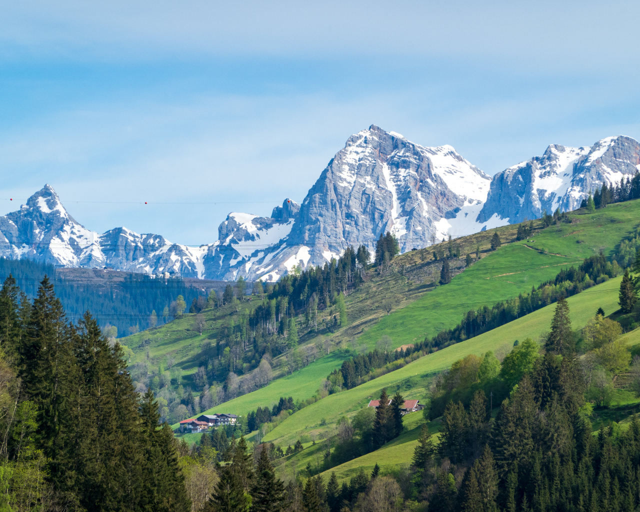 Красивый вид на заснеженные Альпы под голубым небом, Австрия