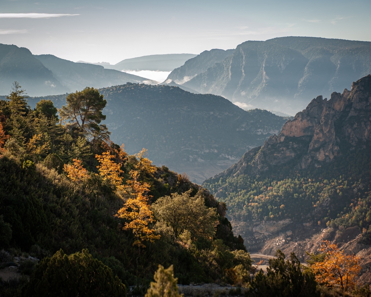 Красивый вид на бескрайний горный горизонт