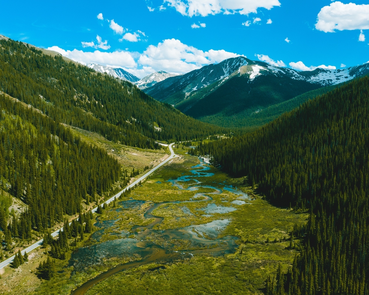 Красивый вид на реку и покрытые зеленью горы