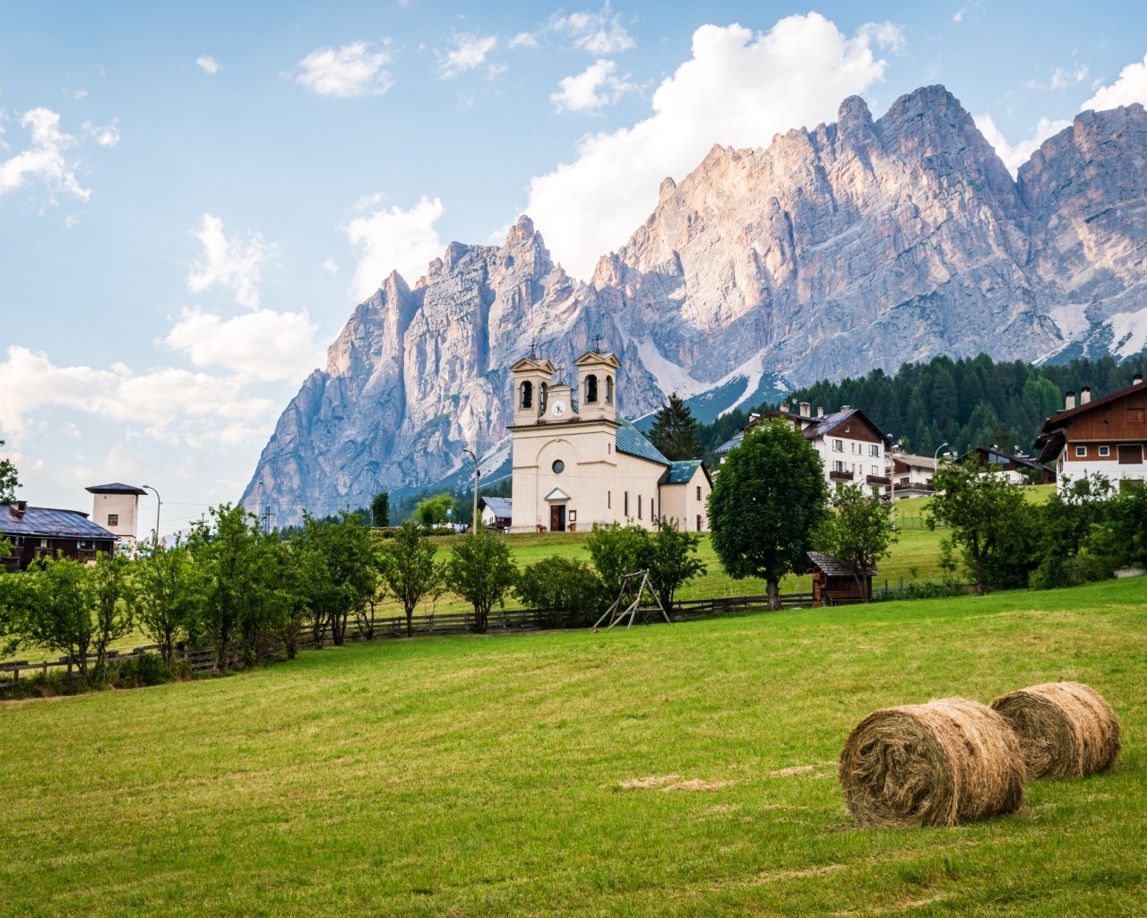 Католическая церковь у горы