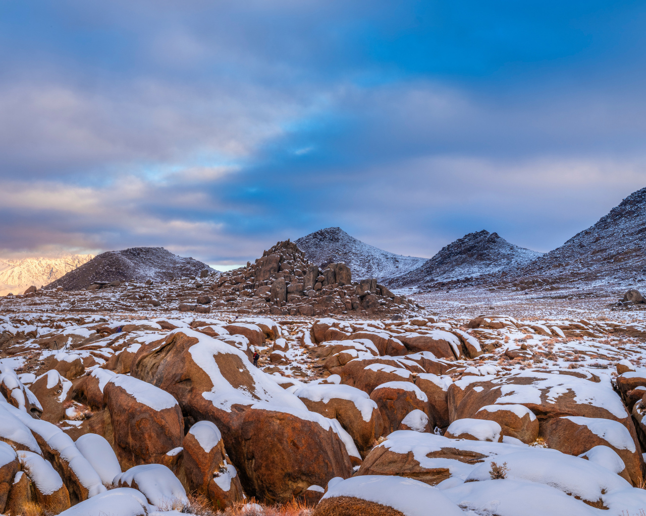 Большие заснеженные камни в горах 