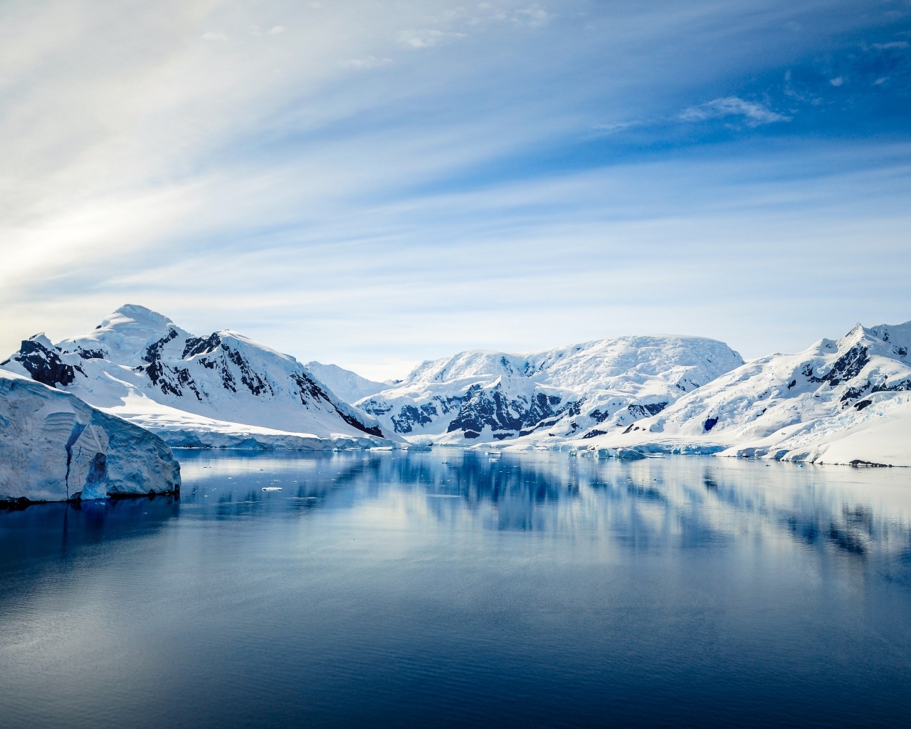 Покрытые холодным белым снегом горы у моря
