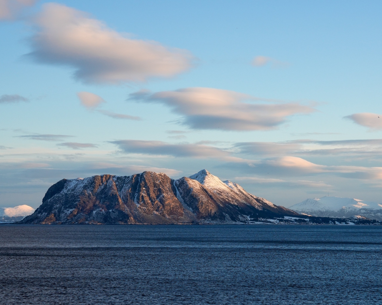 Скала в лучах солнца в море