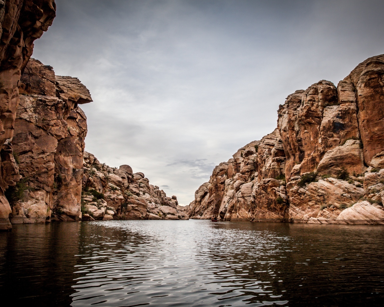 Скалы отражаются в воде реки